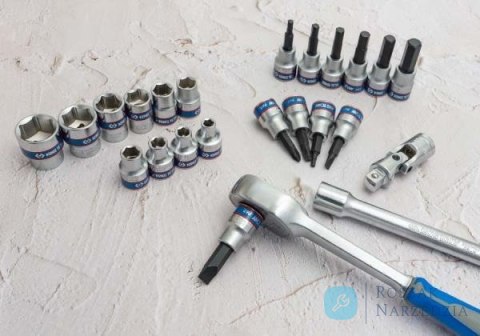 ZESTAW NARZĘDZI 3/8" 24cz. NASADKI KRÓTKIE 6-kąt. 6 - 22mm, HEX 3 - 10, KRZYŻ. 2,3 PŁASKIE 5, 8 Z GRZECHOTKĄ I AKCESORIAMI, KASE